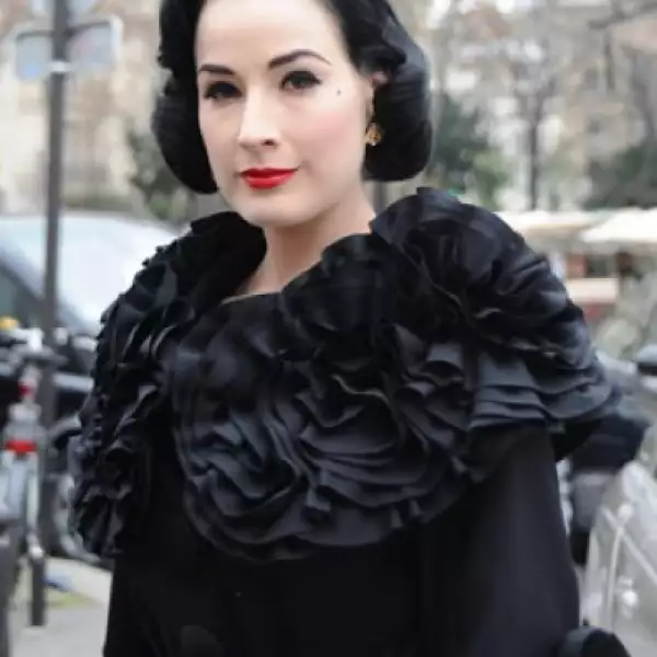 Dita Von Teese lució muy elegante en su conjunto gris perla, sandalias de vértigo y un tocado de flores.