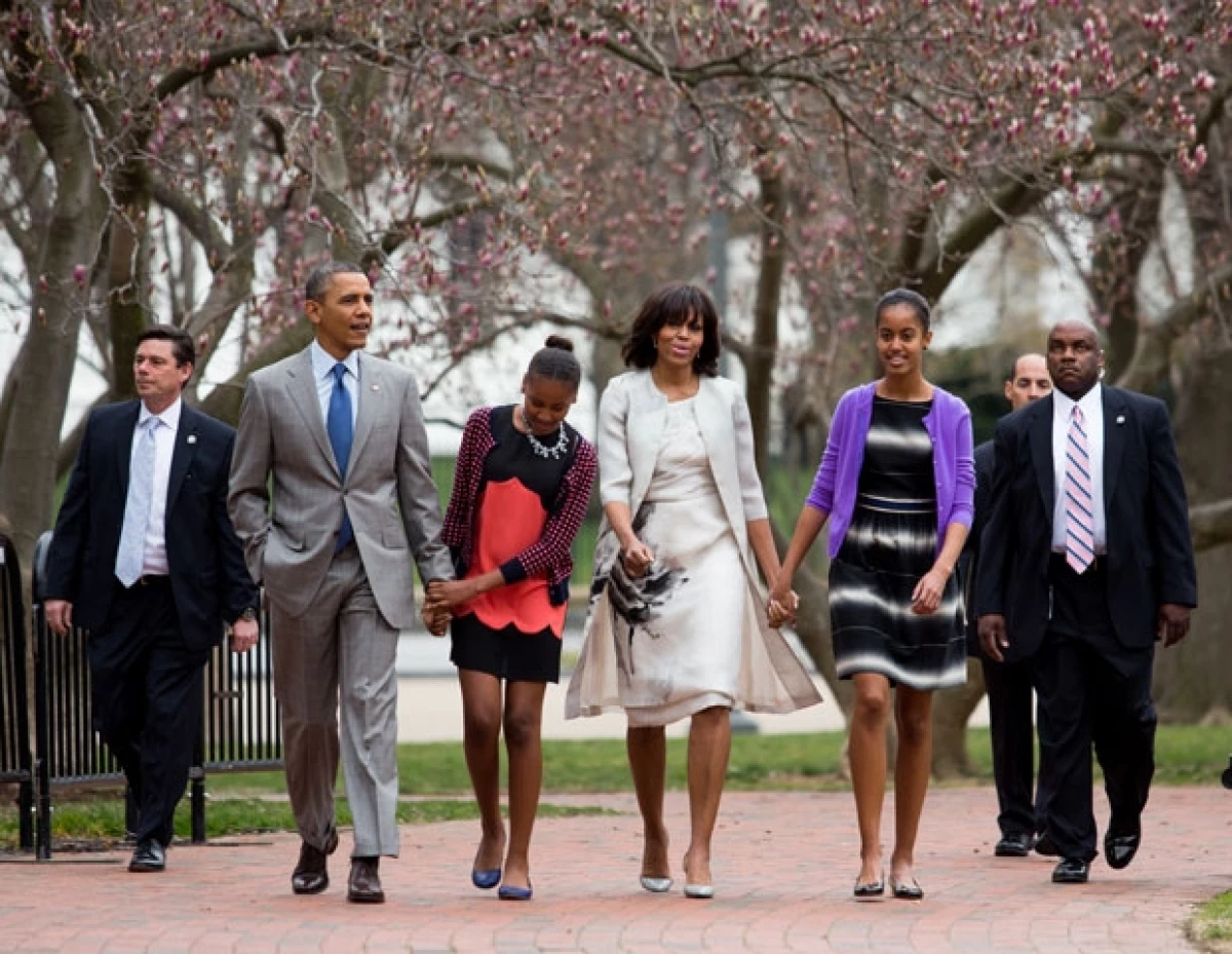 La familia Obama caminó hasta el templo ubicado a una cuadra de la Casa Blanca para participar del tradicional servicio religioso del Domingo de Resurrección.
