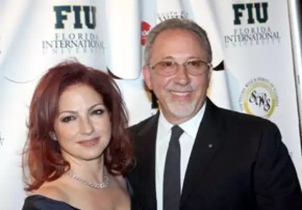 Juan Carlos I y Sofía compartieron la noche del jueves con empresarios y celebridades hispanas como la cantante mexicana, Gloria y Emilio Estefan, para festejar la presencia española en Florida.