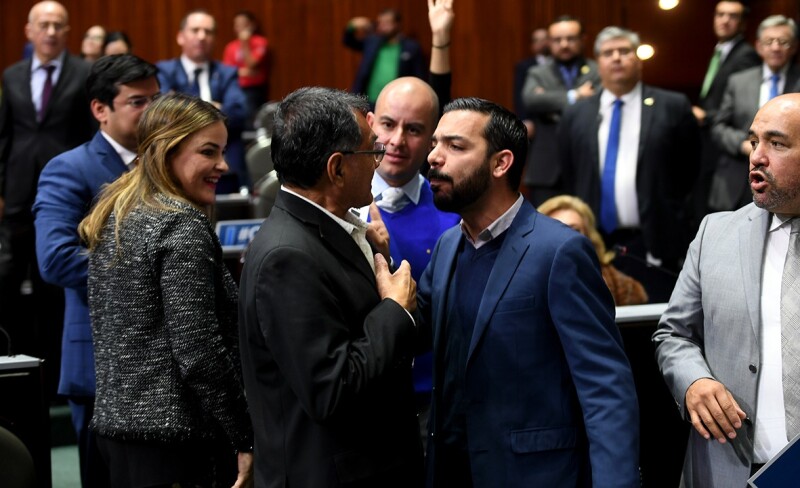 Más empujones entre diputados