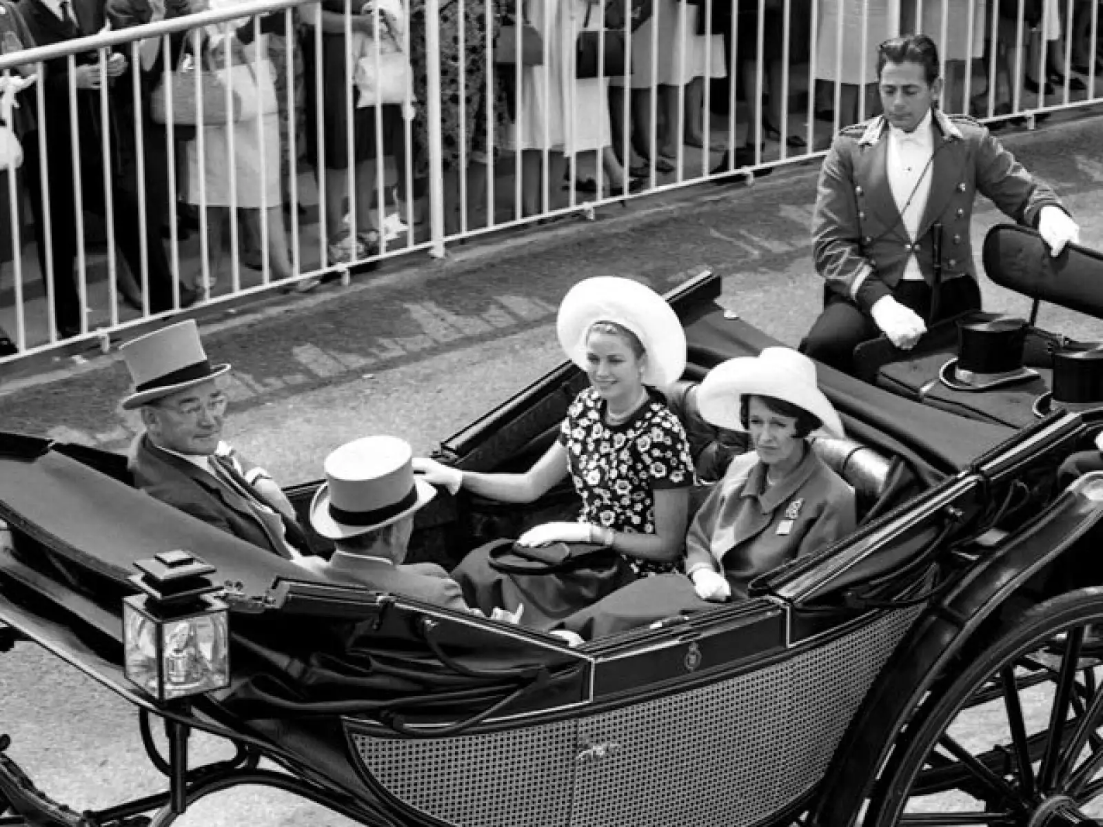 Aquí en carruaje con el príncipe Rainiero, el embajador estadounidense John Hay Whitney y su esposa, Betsy, camino a la fiesta por el primer día de la carrera real de caballos en Ascot, Berkshire, Gran Bretaña, el 14 de junio de 1966.