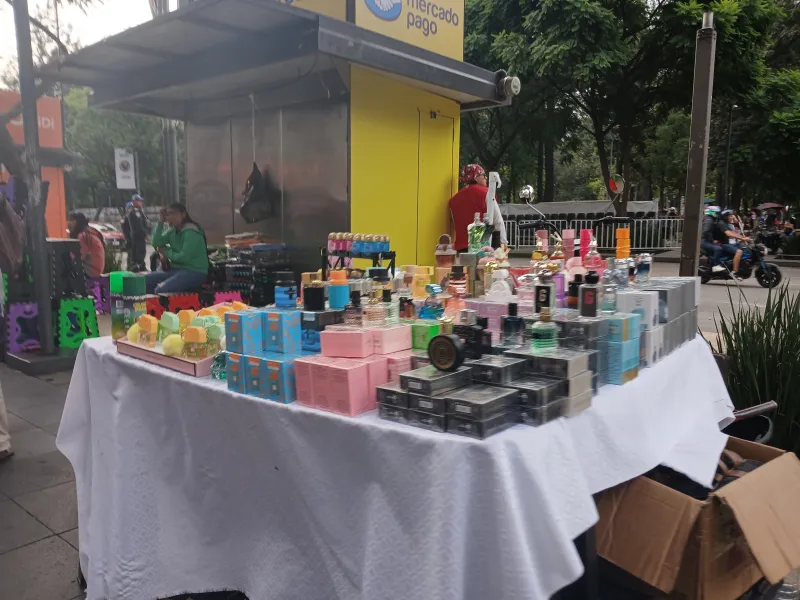 Puesto de venta de perfumes.