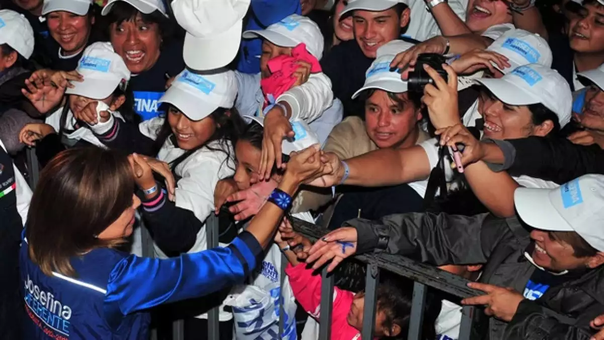 vazquez mota con mujeres en naucalpan