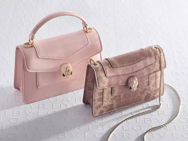 Bulgari presenta su colección Serpenti en bolsas doradas para este verano