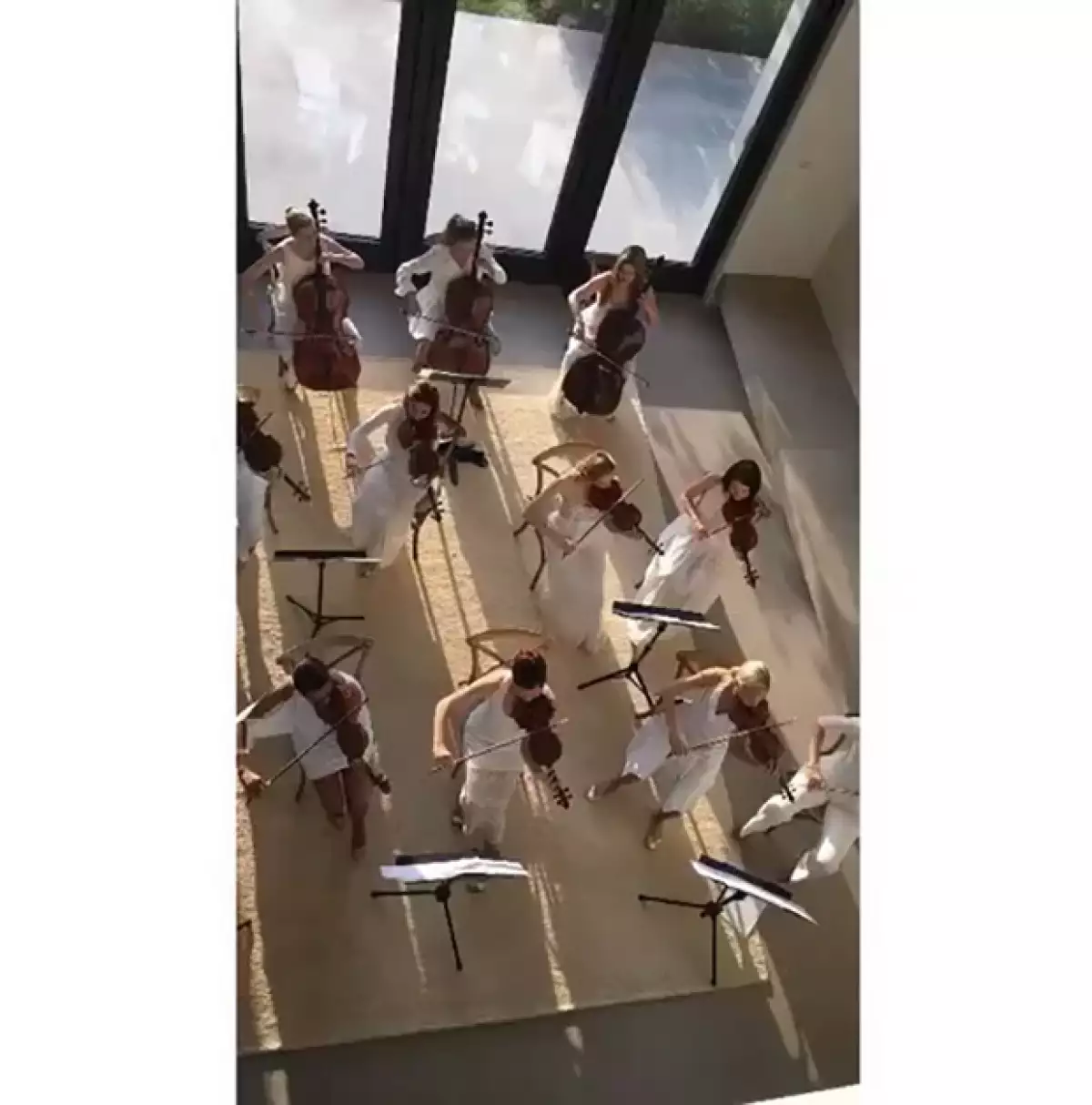 Como es costumbre, el rapero sorprendió a su esposa con una orquesta que interpretó varios temas en la sala de su casa.