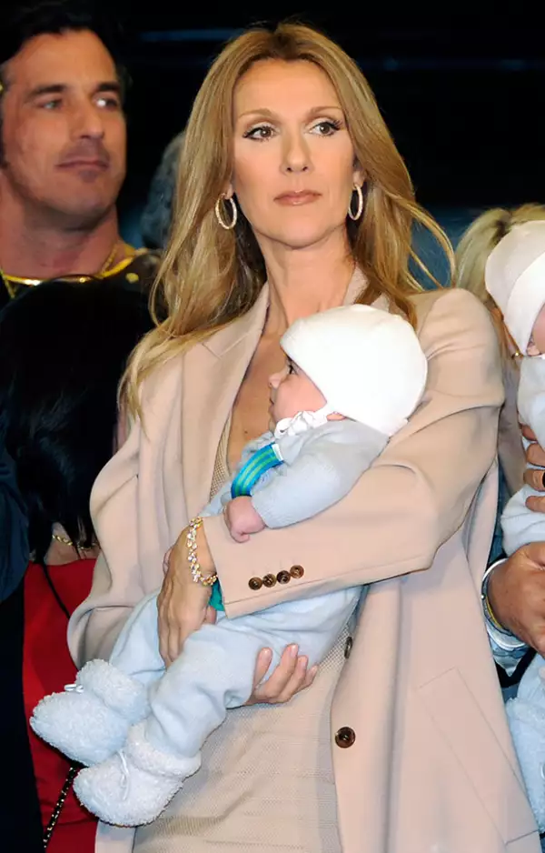 Celine Dion es otra de las admirables mamás después de los 40.