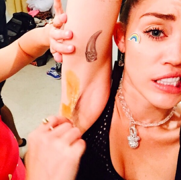 Miley Cyrus también ha mostrado los vellos de su axila, generando controversia por su imagen descuidada y por supuesto, desagradable.