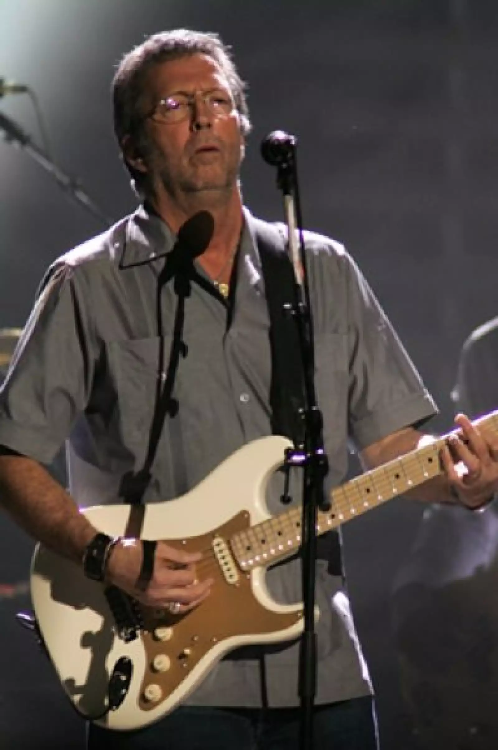 El 20 de marzo de 1991 Eric Clapton perdió a su hijo de 4 años, quien cayó de una ventana del 53 piso de un edificio en Manhattan, Nueva York. A él dedicó su canción "Tears in Heaven".