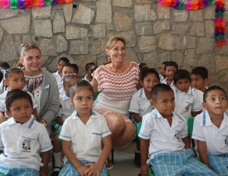 Alejandra Alemán en una de las escuelas que ha construido en Guerrero.