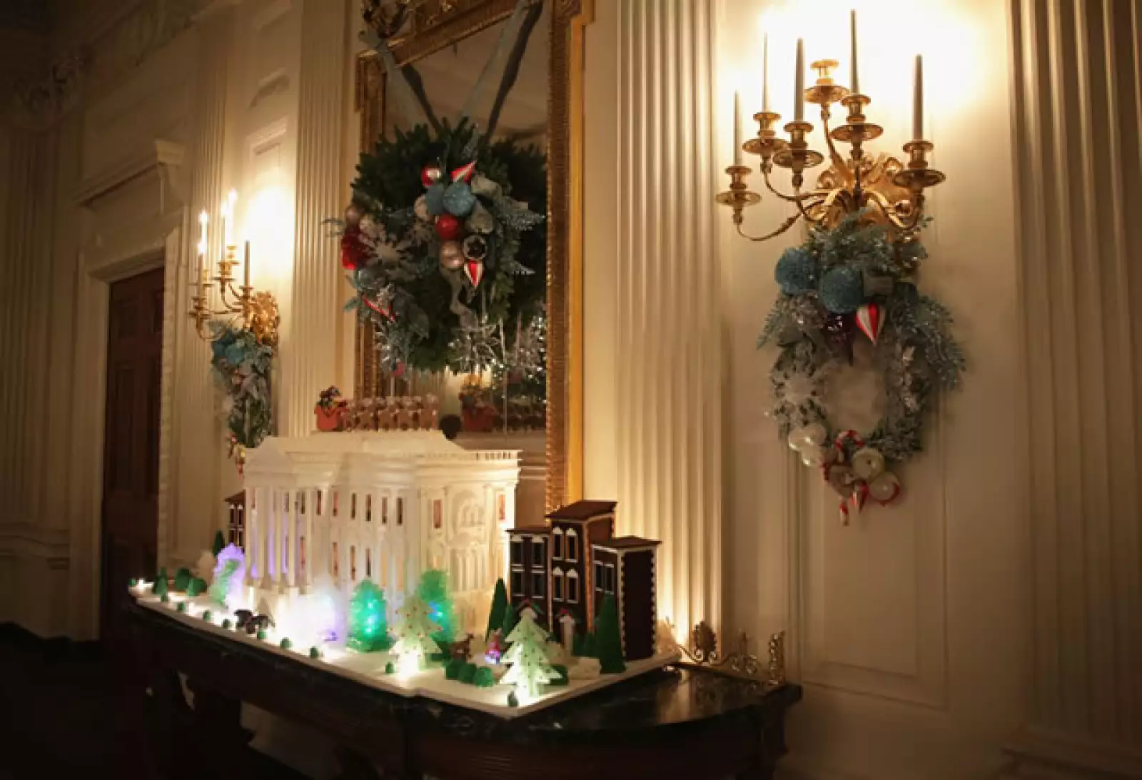 No podía faltar una casita hecha de galleta de jengibre.