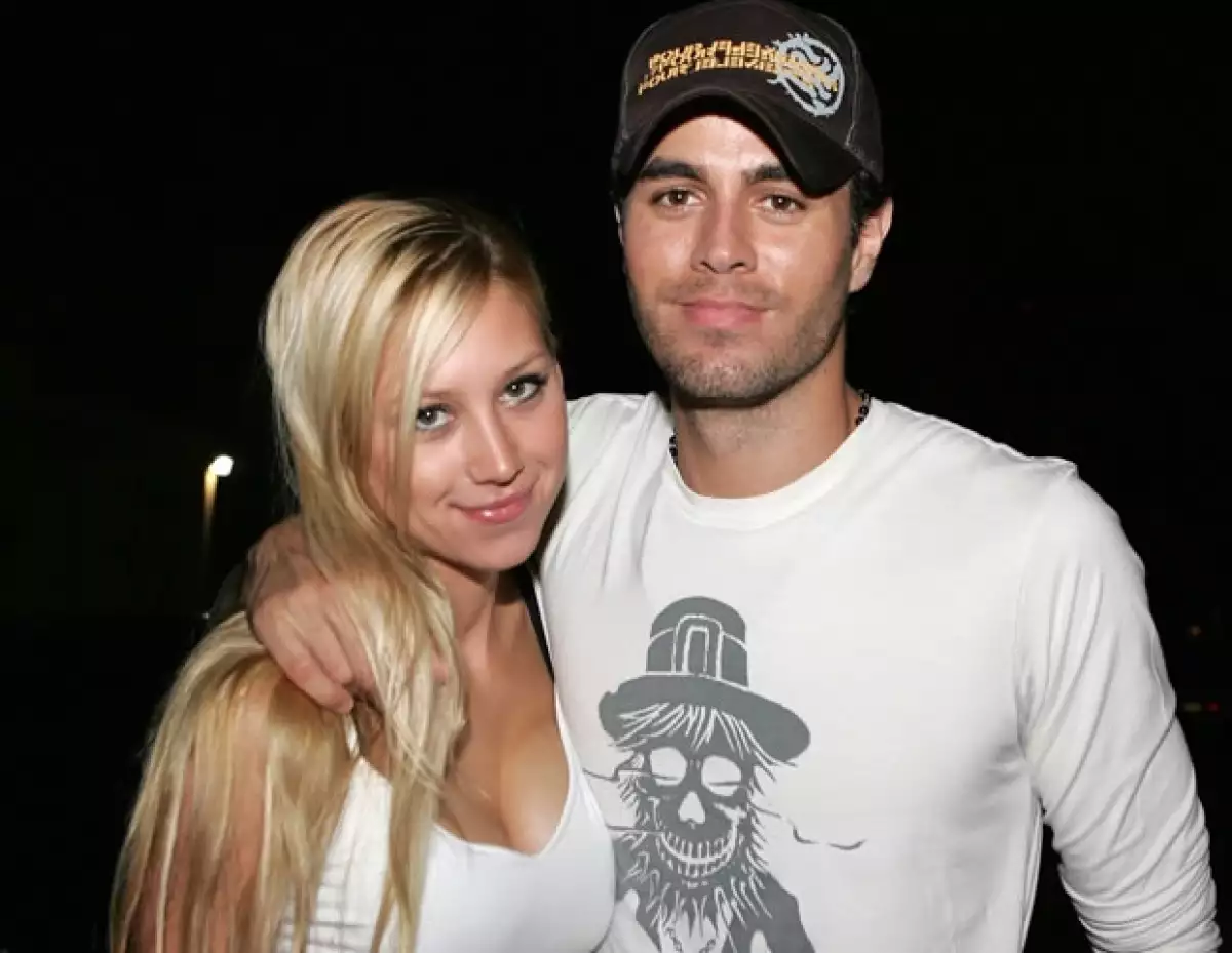 El cantante español presentó a su novia como su esposa, pero lo hizo por estar en el país natal de ella, sin embargo no le desagrada la idea de que en un futuro contraiga nupcias con la rusa.