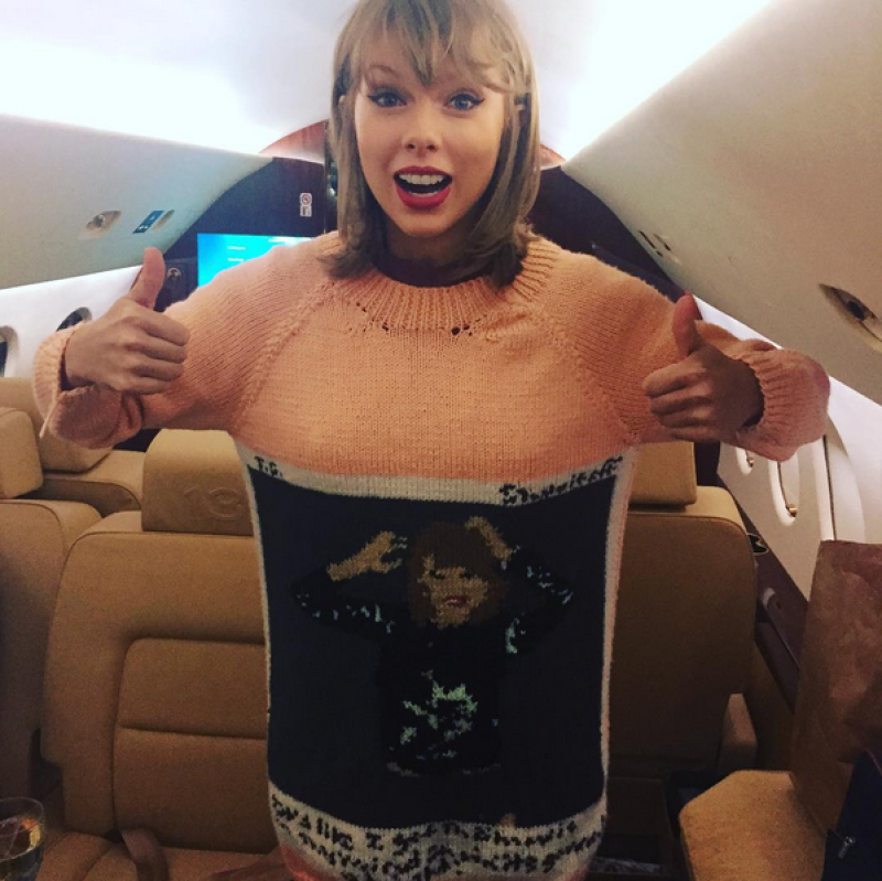 Pulgares arriba, una pose muy característica de Taylor.