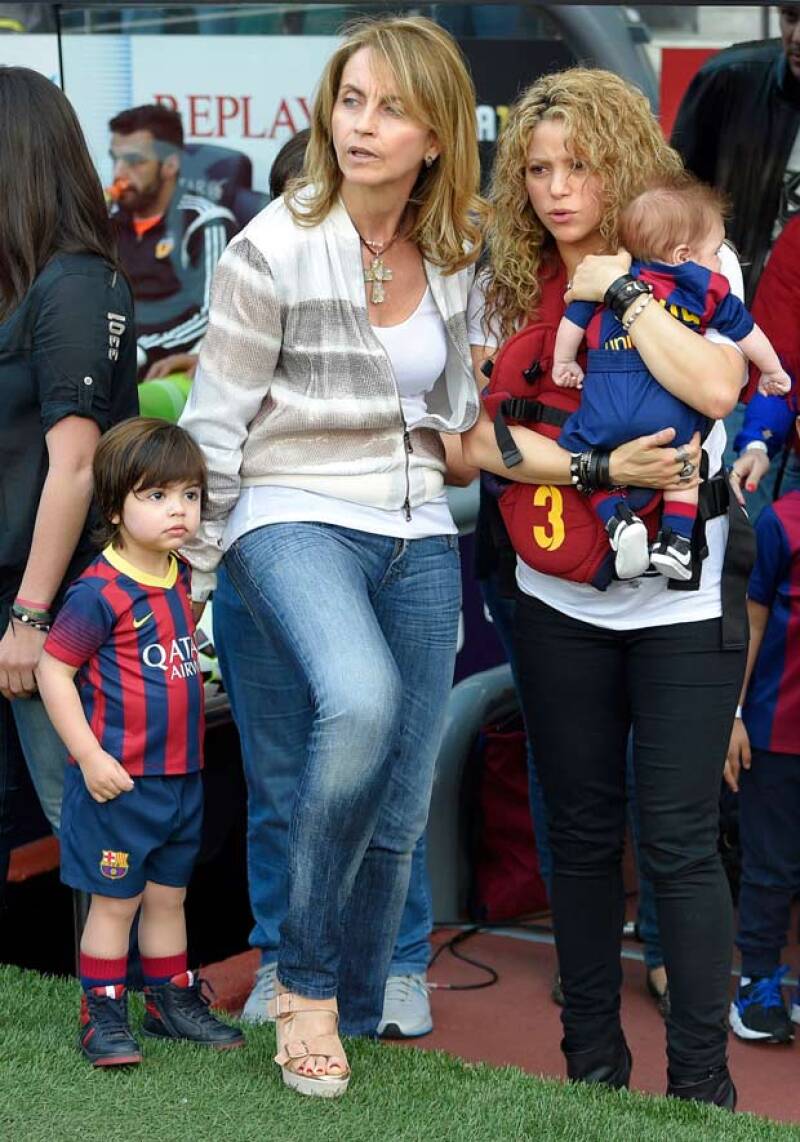Shakira y la mamá de Piqué viendo a Gerard jugar mientras esperan el momento para llevarle a los niños.