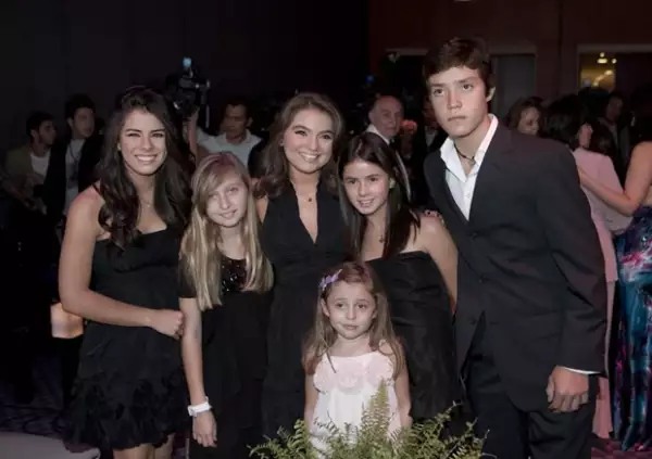 Paulina Peña, de 13 años, Fernanda Castro, de 10, Sofía Castro, de 13 años, Nicole Peña, de 10 años, la pequeña Regina Castro, de cuatro, durante la presentación de "Teresa".