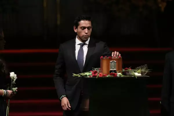 Iván Aguilera, hijo del cantante, retiró los restos de su padre tras el homenaje.