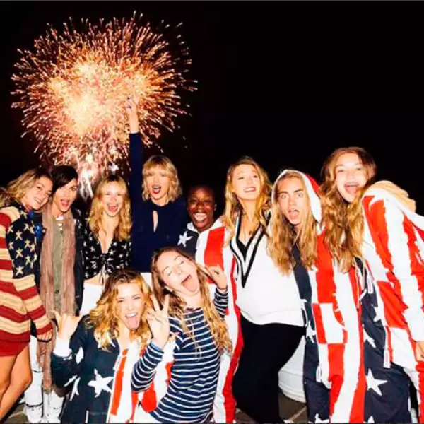 Taylor Swift sabe divertirse en grande y esta vez no fue la excepción. La cantante se reunió con su girl squad en una fiesta en la que no faltó buena música, excelente comida y fuegos artificiales.