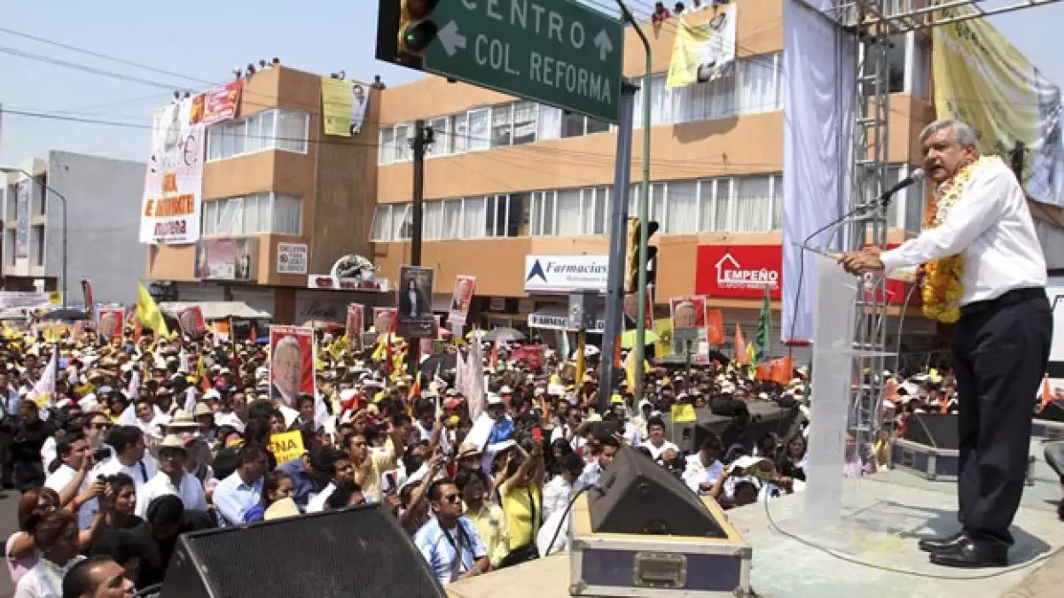 andres manuel lopez obrador en un mitin en oaxaca