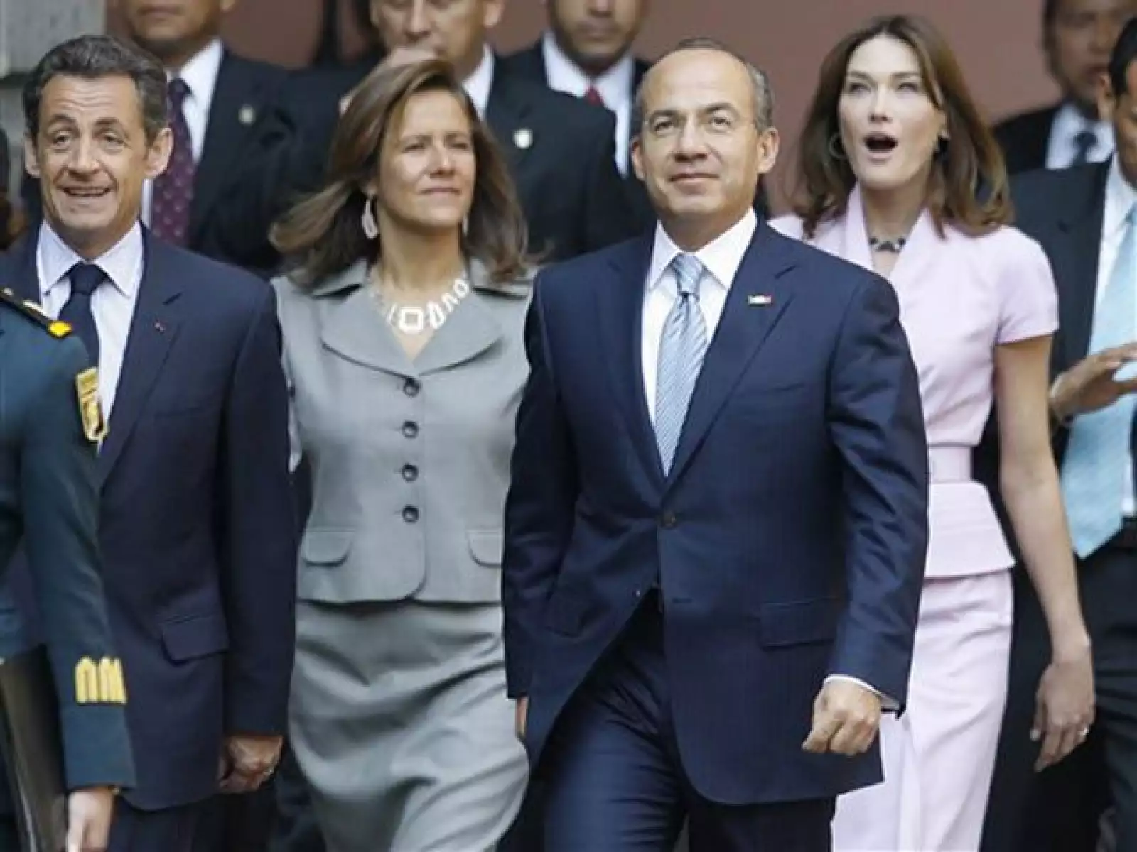 ¿Qué es lo que habrá visto la primera dama francesa que le sorprendió tanto?