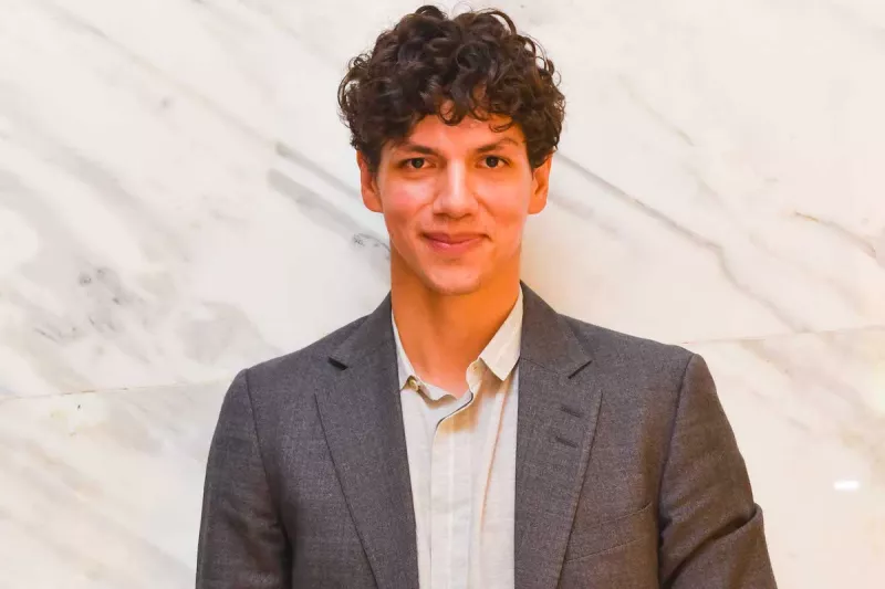 Firma de autografos Isaac Hernández