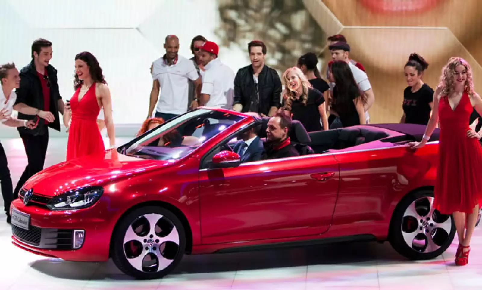 El auto tiene un diseño aerodinámico y combina el confort de la transmisión automática con el manejo deportivo, además cuenta con  un equipamiento de lujo como los faros Bi-Xenón.