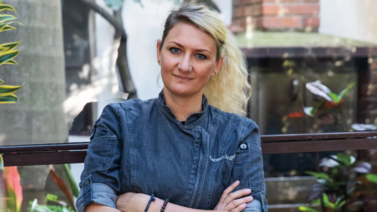 foto de la chef colombiana carmen angel mirando a la camara, sonriendo y con los brazos cruzados
