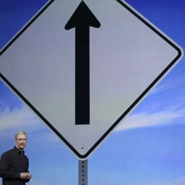 Tim Cook intenta levantar las ganancias de Apple, que en su tercer trimestre fiscal registraron una caída de 22%