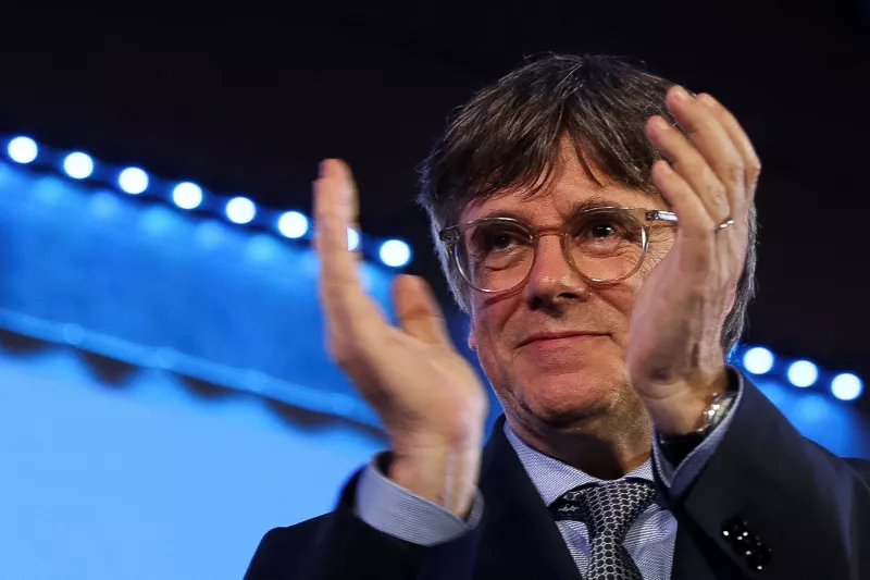 El líder separatista catalán exiliado y candidato del partido Junts Per Catalunya (Juntos por Cataluña) Carles Puigdemont aplaude el día de las elecciones regionales de Cataluña, en la ciudad francesa de Argeles-sur-Mer, Francia, el 12 de mayo de 2024.