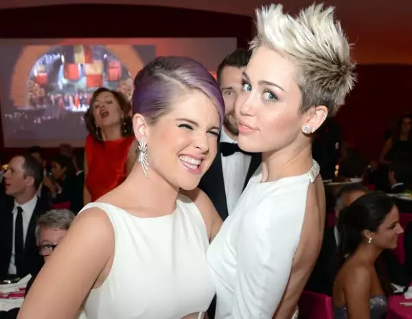 Kelly Osbourne y Miley Cyrus son amigas desde hace mucho tiempo, así se les vio durante la after party de Elton John en los premios Grammy en febrero de este año.