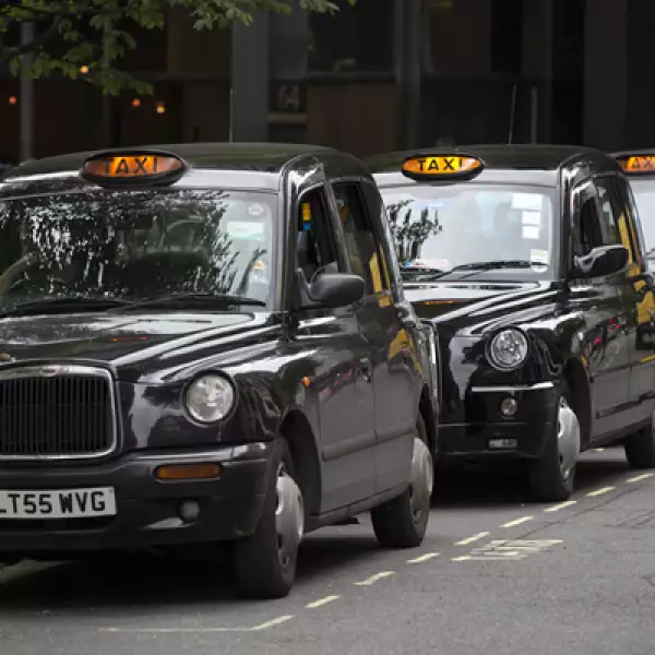 Si hablamos de tradición, el color oscuro de los taxis en la capital de Inglaterra es un clásico.