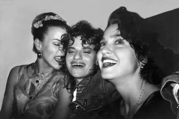 4a5d73cbae1c87c541f64f47fab07a161b-03-Ricky-Powell-Debi-Mazar-Sandra-Bernha.2x.rhorizontal.w700.jpg