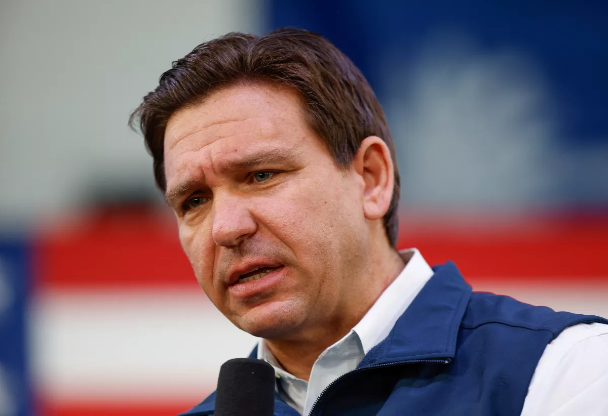 El candidato presidencial republicano y gobernador de Florida, Ron DeSantis, habla durante una visita de campaña antes de las primarias presidenciales de Carolina del Sur en Myrtle Beach, Carolina del Sur, EE. UU., el 20 de enero de 2024.