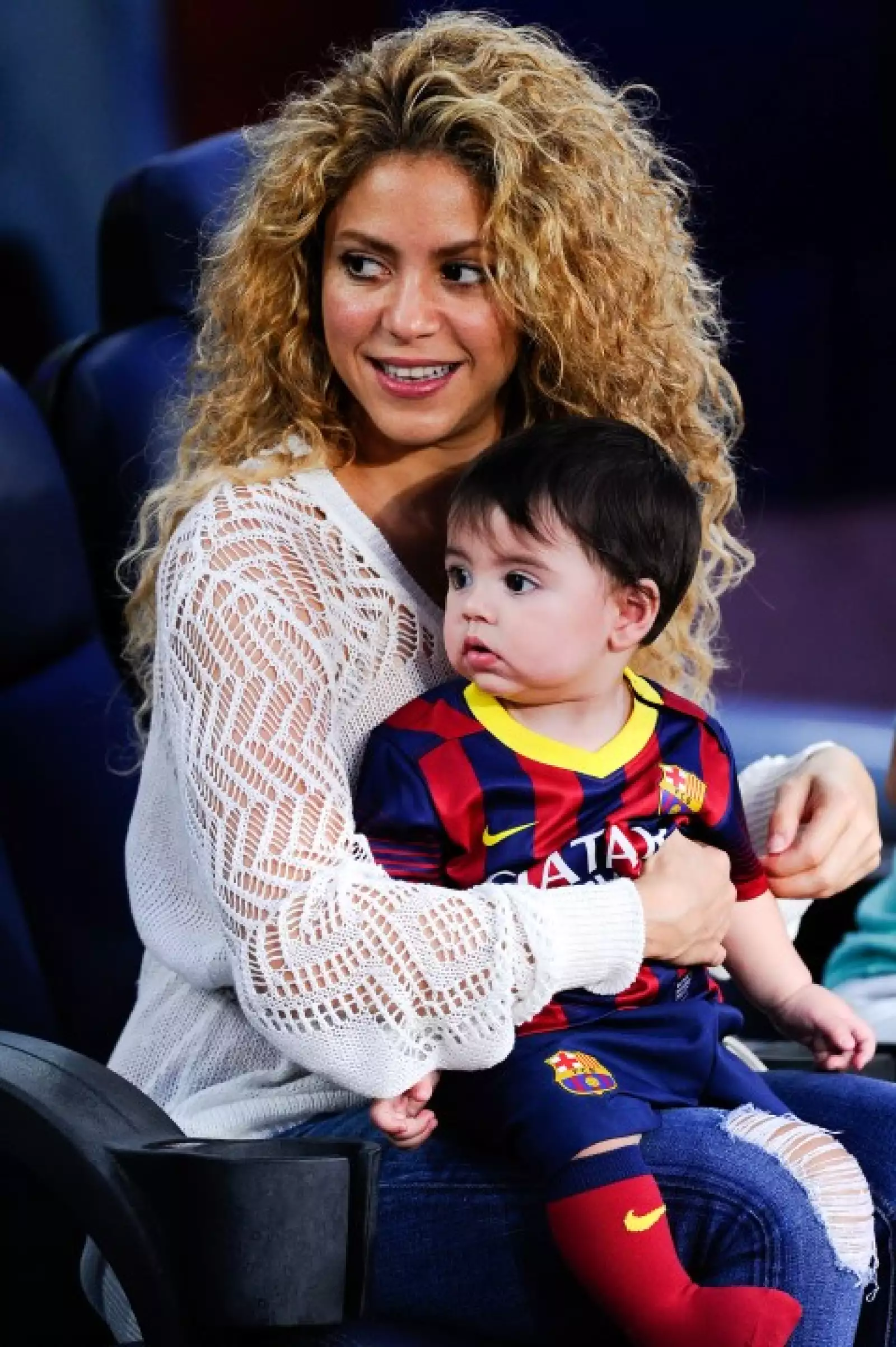 Shakira se mantuvo sonriente mientras dividía su atención entre el juego y Milan.
