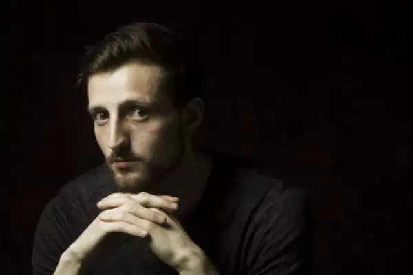 Después de estudiar actuación en Londres y Nueva York, Emilio Cuaik regresó a México para prepararse 3 años más como actor.