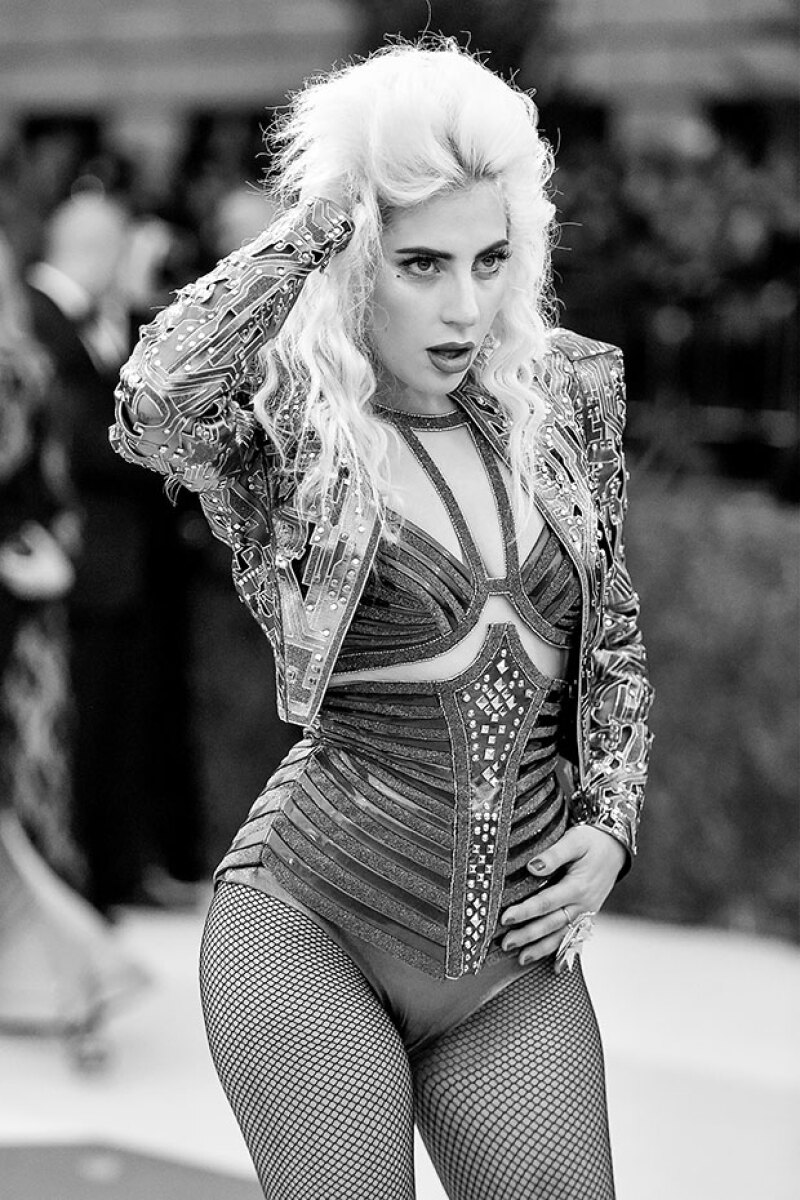 Para Lady Gaga sus curvas no son ningín complejo.