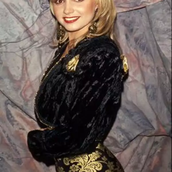 Uno de los papeles en donde tuvo que demostrar todo su talento, no sólo como actriz sino como cantante fue en Alcanzar una estrella II en 1991, en donde actuó al lado de Eduardo Capetillo, Sasha, Ricky Martin, entre otros.