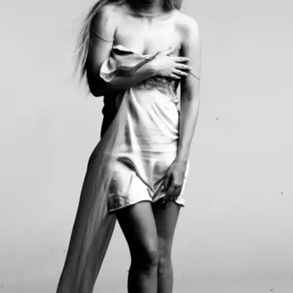 Gaga utilizó su cuenta Twitter para anunciar el lanzamiento de otro material para promocionar su sencillo You and I.