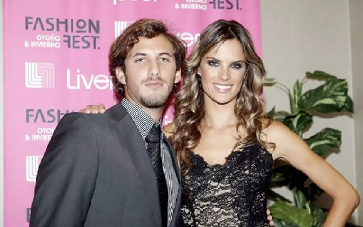 Al término de la pasarela, Alessandra fue recibida por Sebastián Zurita.