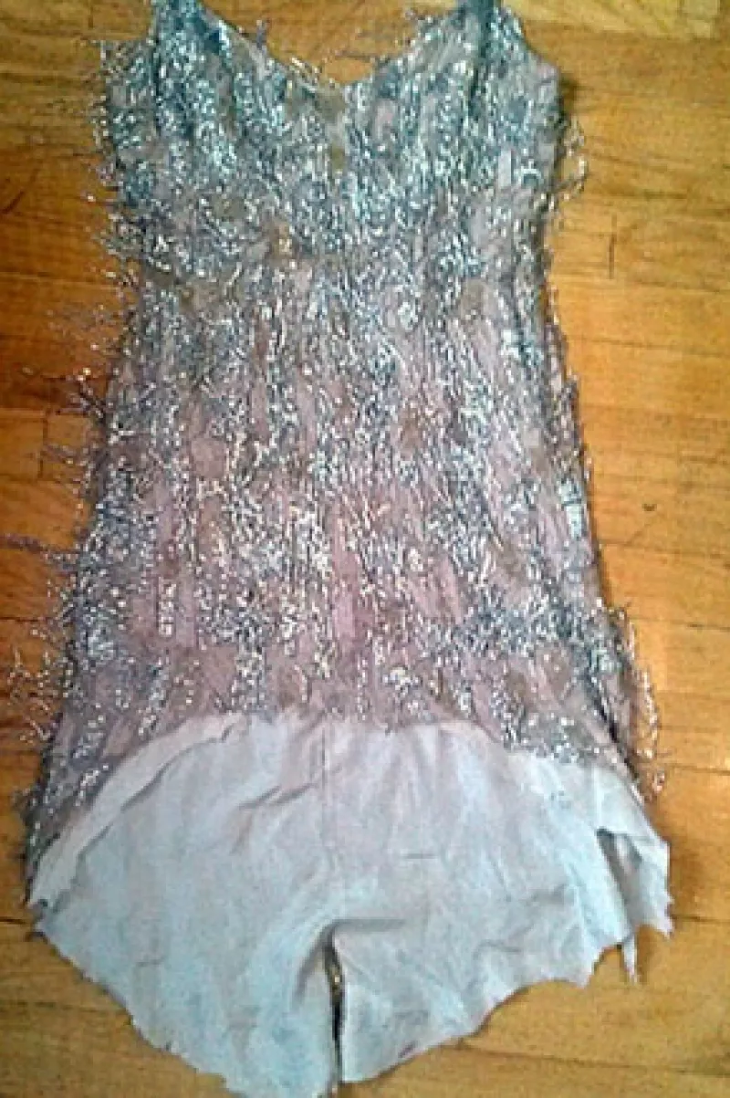 La actriz acudió a principios de febrero a la gala del amFAR, donde lució muy guapa en un modelo de Theia el cual tiene un precio de 1750 dólares, sin embargo, ya no lo quiso por `defectuoso´.