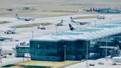 Un total de 8 aviones estacionados sobre la pista el aeropuerto del aifa. Es de día, los aviones son blancos con vivos rojosjpg