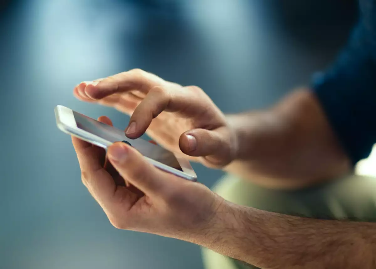 El efectivo sigue dominando: ¿Por qué los jóvenes temen pagar con el celular?