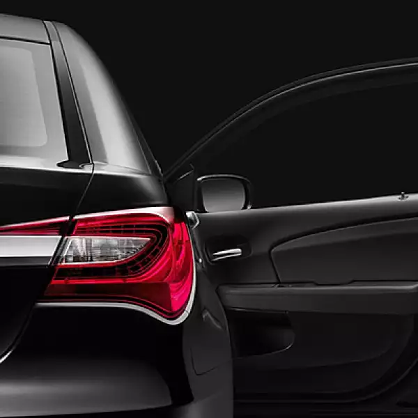 El automóvil también recibió nuevas ideas en el interior con una pantalla táctil, asientos en piel con diseño ergonómico y calefacción automatizada de acuerdo al clima exterior.