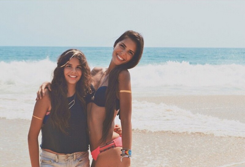 María con Paula, su media hermana, durante uno de sus viajes a Cancún.