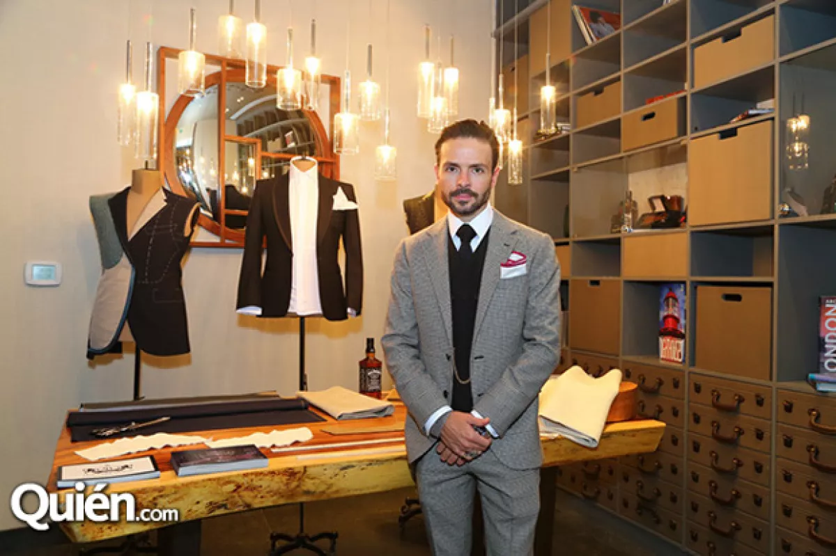 El actor sigue expandiendo su faceta en los negocios y lo acompañamos a la inauguración de su nueva barbería y sastrería en Santa Fe.