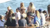 El actor de 38 años decidió disfrutar la temporada decembrina con una fiesta en un yate en Sidney acompañado de guapas mujeres... y de su amigo Jonah Hill.