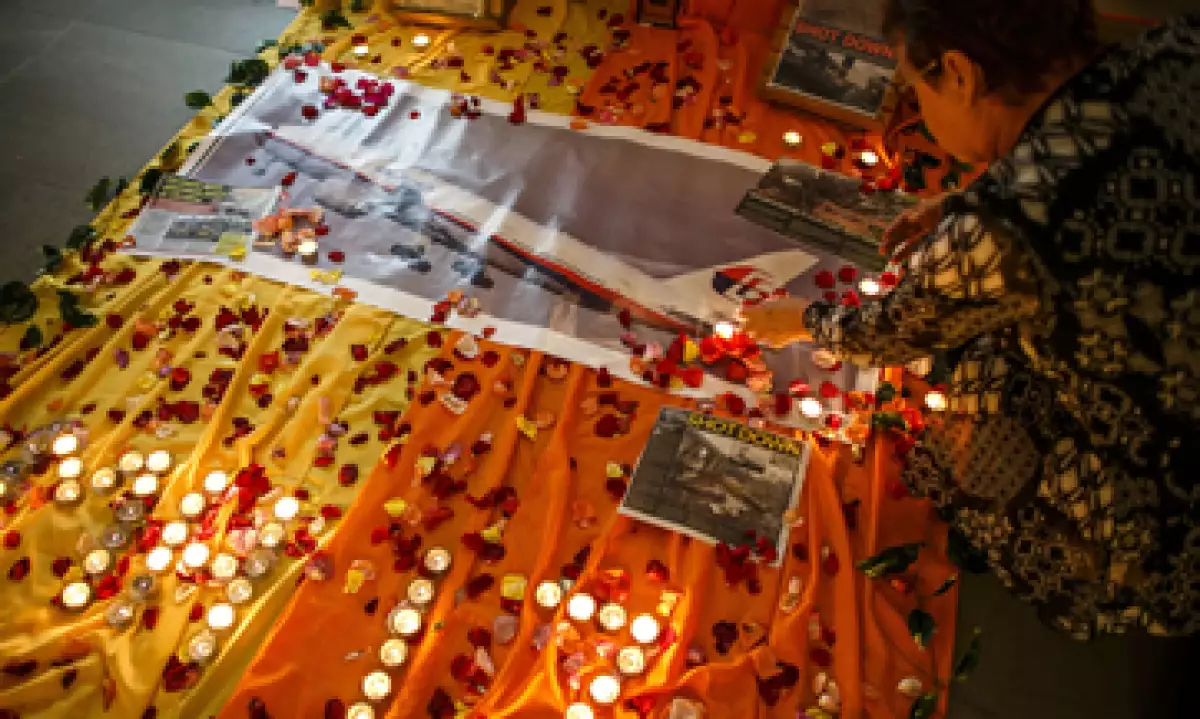 Algunas personas encendieron veladoras en memoria de las víctimas del avión derribado. (Foto: Reuters)