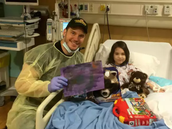 Chris Pratt posando con Emma, una valiente sobreviviente del cáncer.