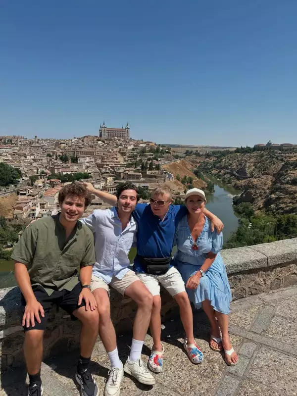 lety-calderon-con-sus-hijos-en-españa.jpg