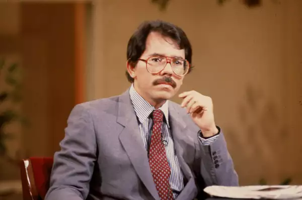 El expresidente de Nicaragua y líder del movimiento sandanista Daniel Ortega se sienta en una mesa, alrededor de 1990.