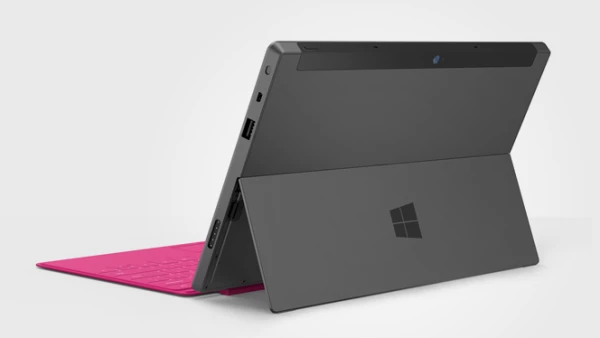 La funda, conocida como Touch Cover, incluye un teclado de apenas 0.3 mm, es decir, lo mismo que una tarjeta de crédito.