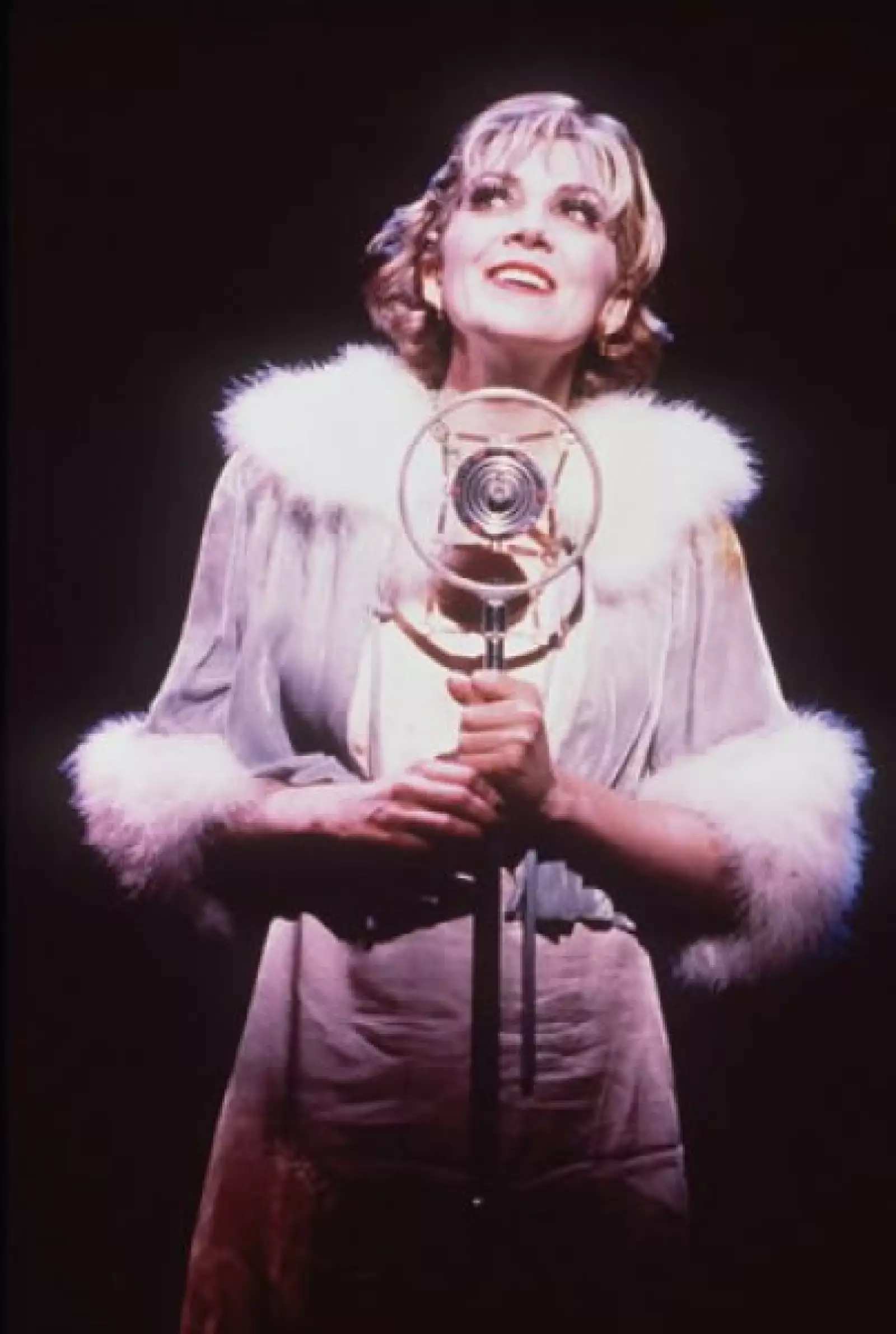 Aquí durante una función de la obra de Broadwat “Cabaret”, esta puesta en escena logró diez nominaciones en los premios Tony.